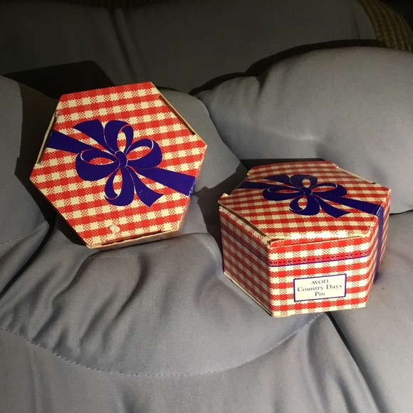 Avon Country Days Straw Hat Pin & Red Checked Bow Earrings~Vintage New in Box - Picture 8 of 9